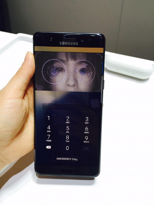 갤럭시노트7의 '홍채인식 기능'. 당초 시장의 우려와 달리 홍채 인식률이 기대이상이었으며 인식 속도도 상당히 빨랐다. 컬러렌즈, 어두운 선글라스를 제외하고 홍채인식에 큰 무리가 없다는 것이 삼성전자 측 설명이다.